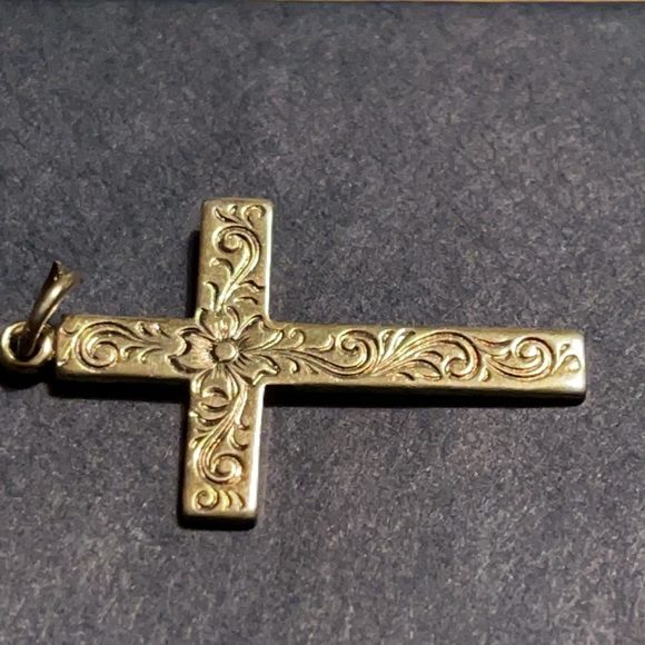 Beautiful vintage Cross Etched/Engraved Pendant 🌺 - Picture 11 of 13